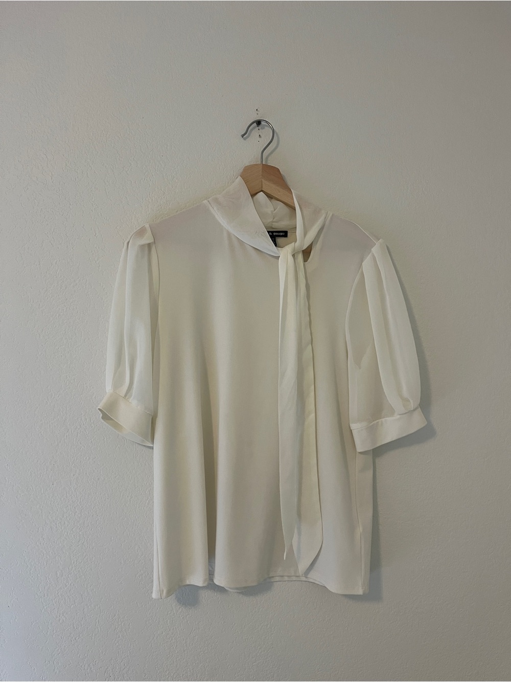 Women’s Ivory Tie-Neck Short Sleeve Blouse Cable & Gauge